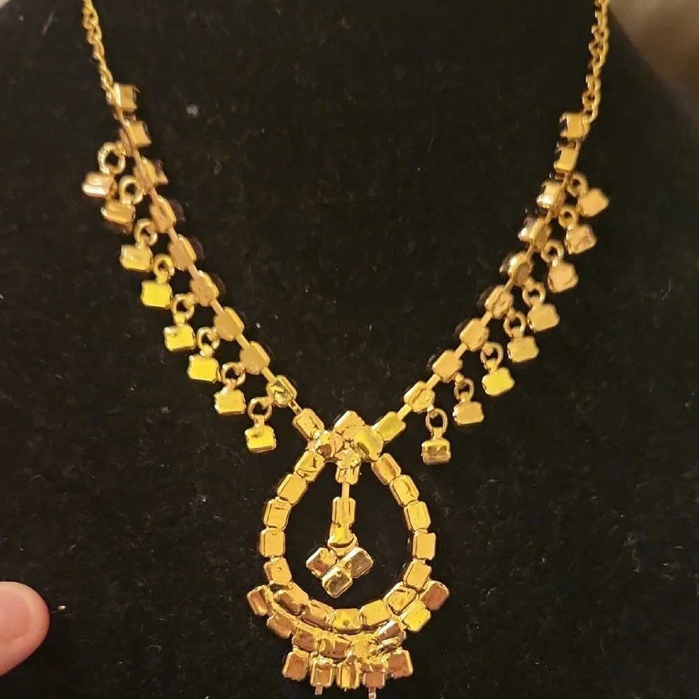 Elegant Black and Gold Necklace With Earrings‎